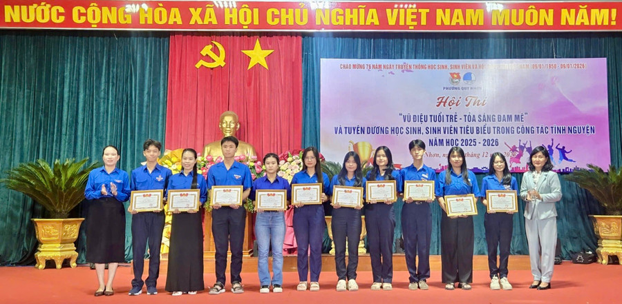 doan-phuong-quy-nhon-ky-niem-ngay-truyen-thong-hoc-sinh-sinh-vien-2.jpg